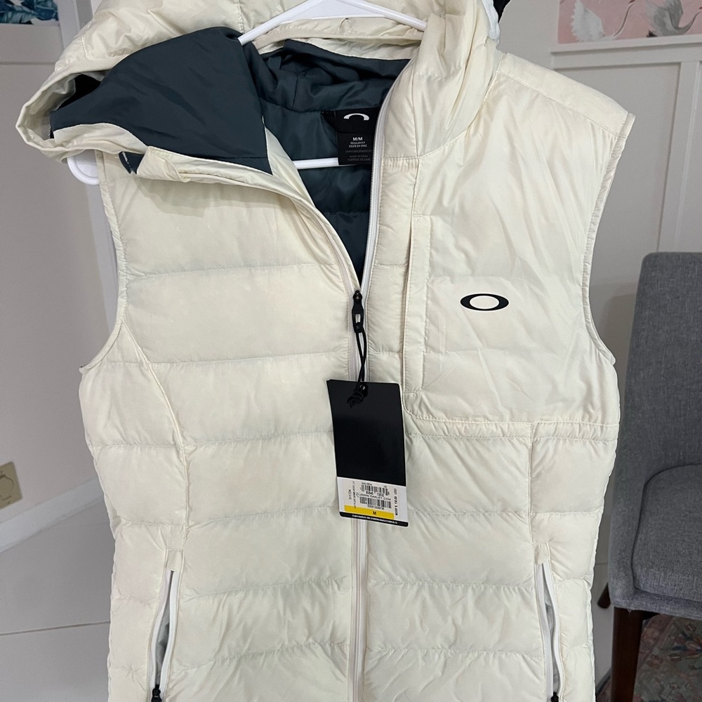 Oakley Rattler Down Vest 2.0 With Hood Woman’s Medium White/blue Lining $150